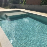 piscina con cubrepiscinas cerca de comillas cobreces cantabria (4)
